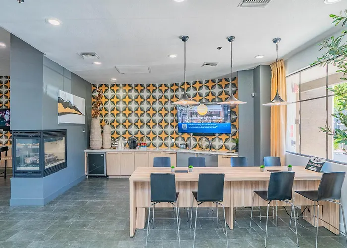 Lavish 2bd Walk To Westgate Pool Gym Wd Glendale